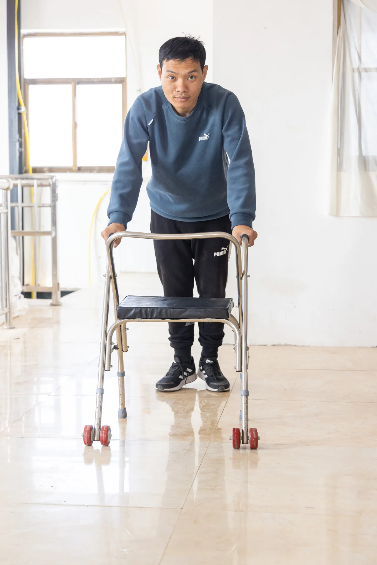 带座折叠助行器